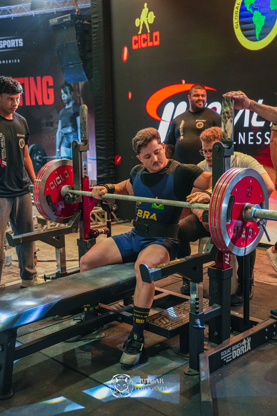 Ponin executando deadlift com carga pesada no palco
